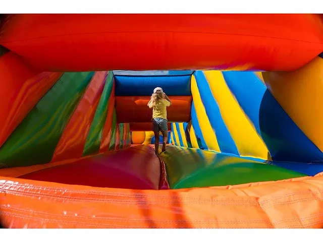 Kleurrijke en vol obstakels gevulde hindernisbaan van 9m x 5m - afbeelding 1 van  4