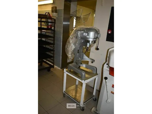 Klopper/menger sinmag op mobiel tafeltje - afbeelding 2 van  3