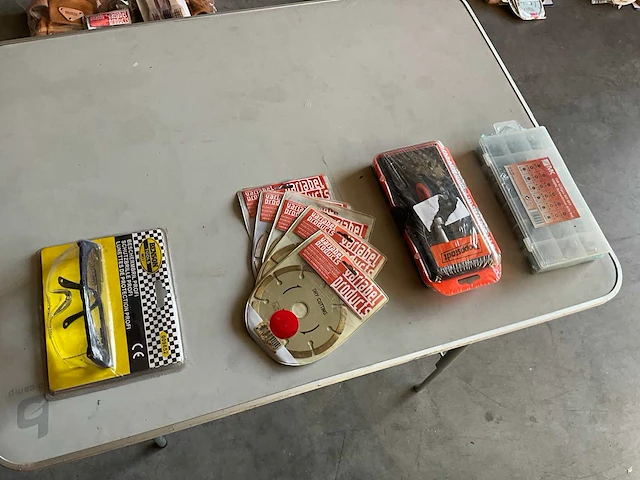 Klusmateriaal pakket: slijpschijven, brillen, bits & organizer - afbeelding 1 van  5