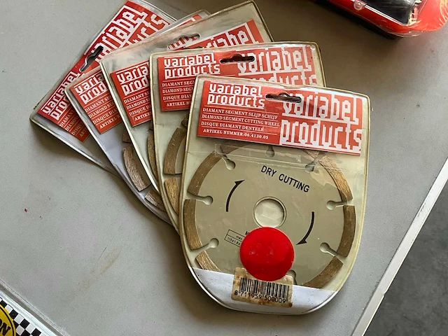 Klusmateriaal pakket: slijpschijven, brillen, bits & organizer - afbeelding 3 van  5