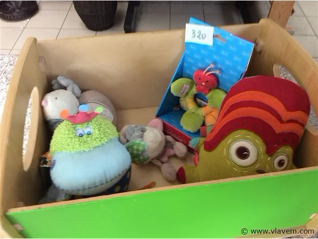 Knuffels + bak - afbeelding 1 van  3