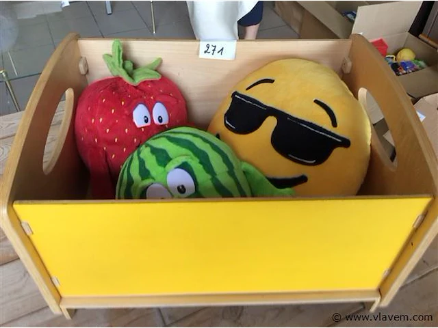 Knuffels in houten bak - afbeelding 1 van  3