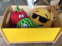 Knuffels in houten bak - afbeelding 1 van  3