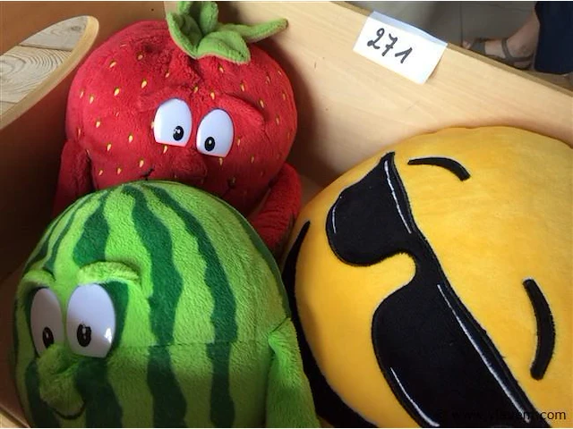 Knuffels in houten bak - afbeelding 2 van  3