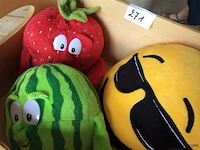 Knuffels in houten bak - afbeelding 2 van  3