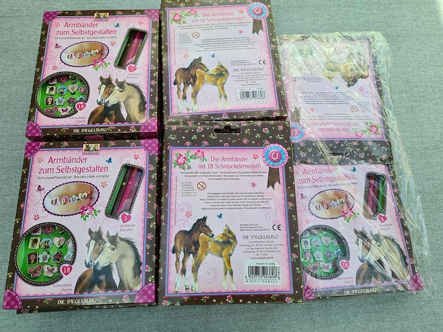 Knutsel je eigen paardenarmband - afbeelding 1 van  3