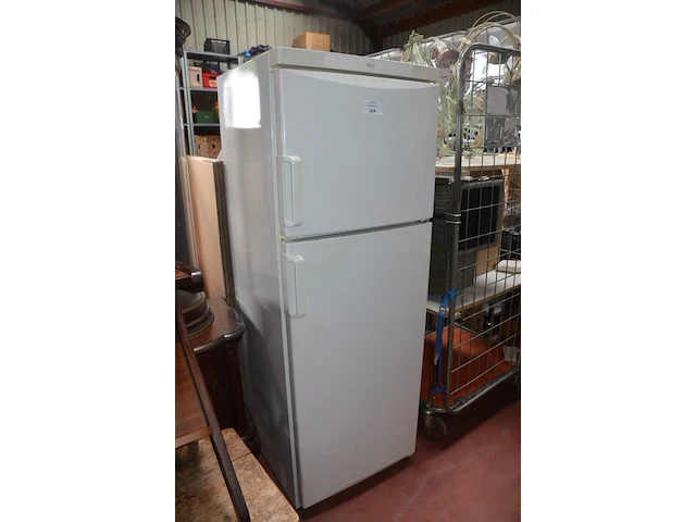 Koelkast/diepvries combi miele , 2 dozen divers keukengerief - afbeelding 2 van  6