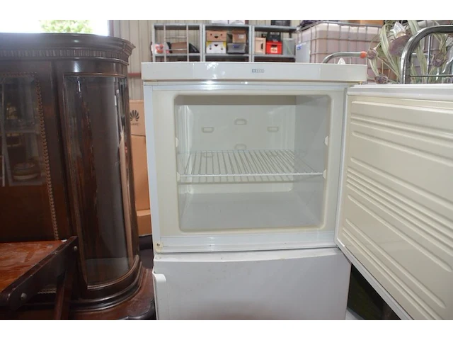 Koelkast/diepvries combi miele , 2 dozen divers keukengerief - afbeelding 3 van  6