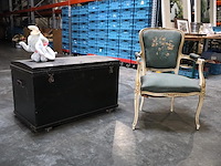 Koffer en stoel - afbeelding 1 van  6