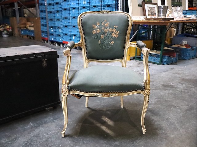 Koffer en stoel - afbeelding 2 van  6