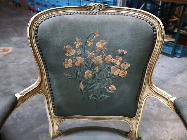 Koffer en stoel - afbeelding 3 van  6