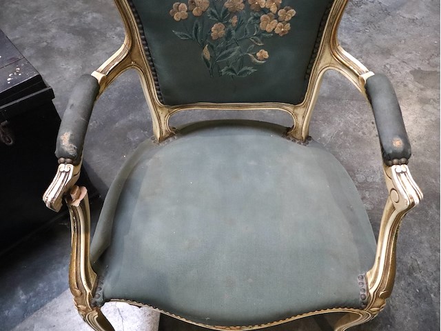 Koffer en stoel - afbeelding 4 van  6