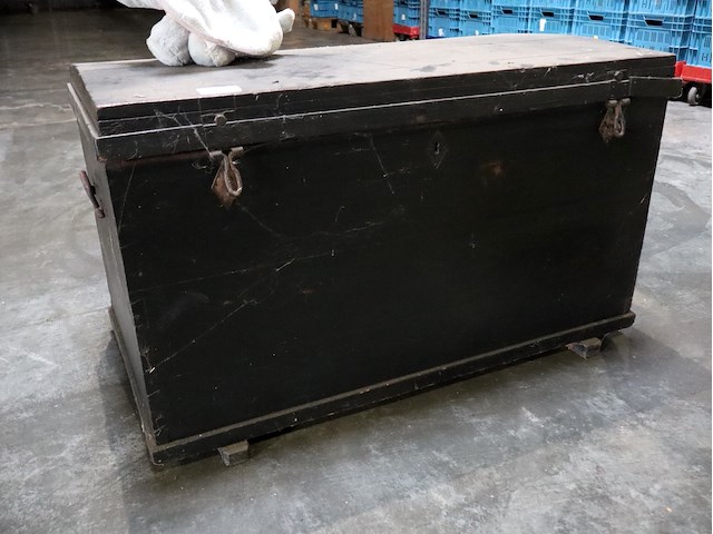 Koffer en stoel - afbeelding 5 van  6