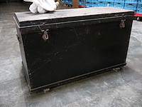 Koffer en stoel - afbeelding 5 van  6