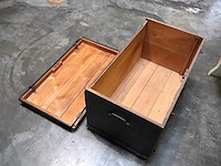 Koffer en stoel - afbeelding 6 van  6