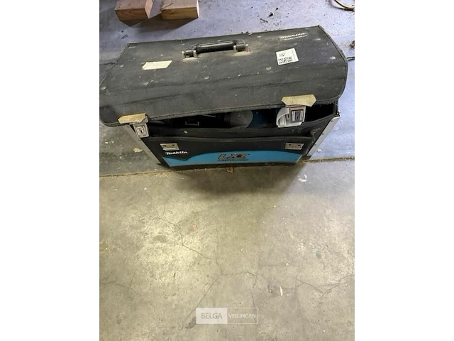Koffer met diverse materialen - afbeelding 1 van  3