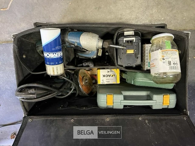 Koffer met diverse materialen - afbeelding 2 van  3