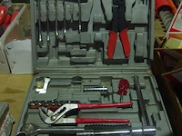 Koffer met materiaal - afbeelding 1 van  3