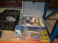 Koffertje met partij schroeven, pvc bak met divers gerief, tape pattex, pillamp, enz - afbeelding 8 van  9