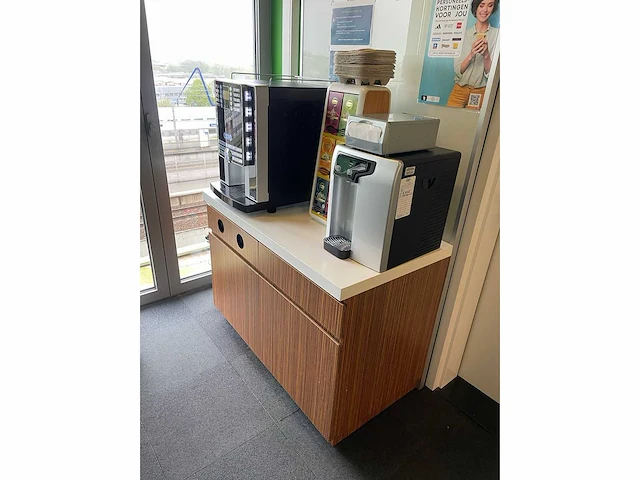 Koffie meubel excl. toestellen en toebehoren - afbeelding 1 van  3