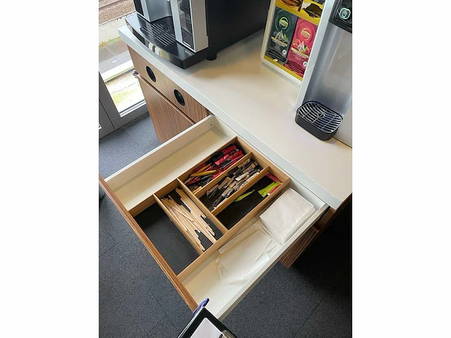 Koffie meubel excl. toestellen en toebehoren - afbeelding 3 van  3