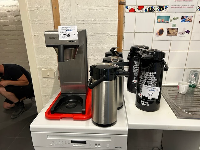 Koffiemachine bravilor + 5 koffiekannen - afbeelding 1 van  4