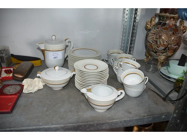 Koffie/thee set limoges bestaande uit 14 tassen met ondertas, melkkan, suikerpot, koffie/thee pot, 14 dessertbordjes - afbeelding 1 van  8