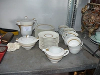 Koffie/thee set limoges bestaande uit 14 tassen met ondertas, melkkan, suikerpot, koffie/thee pot, 14 dessertbordjes - afbeelding 1 van  8