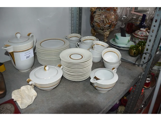 Koffie/thee set limoges bestaande uit 14 tassen met ondertas, melkkan, suikerpot, koffie/thee pot, 14 dessertbordjes - afbeelding 2 van  8