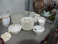 Koffie/thee set limoges bestaande uit 14 tassen met ondertas, melkkan, suikerpot, koffie/thee pot, 14 dessertbordjes - afbeelding 2 van  8