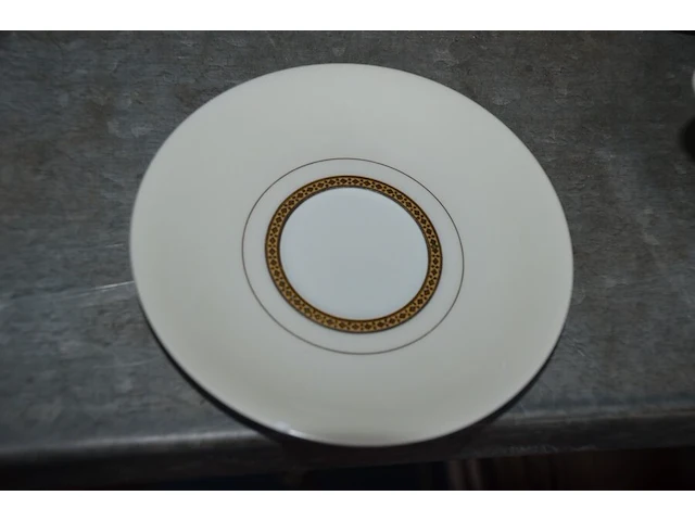 Koffie/thee set limoges bestaande uit 14 tassen met ondertas, melkkan, suikerpot, koffie/thee pot, 14 dessertbordjes - afbeelding 3 van  8