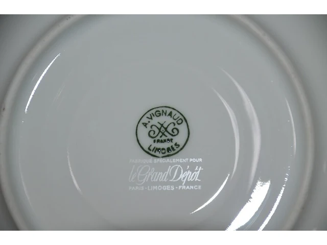 Koffie/thee set limoges bestaande uit 14 tassen met ondertas, melkkan, suikerpot, koffie/thee pot, 14 dessertbordjes - afbeelding 4 van  8