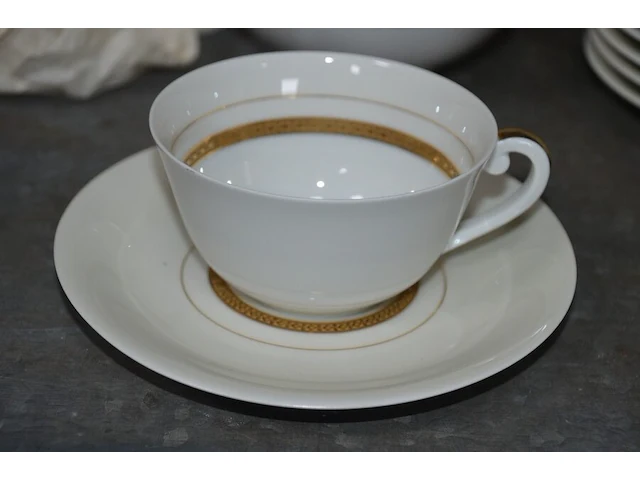 Koffie/thee set limoges bestaande uit 14 tassen met ondertas, melkkan, suikerpot, koffie/thee pot, 14 dessertbordjes - afbeelding 5 van  8