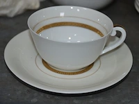 Koffie/thee set limoges bestaande uit 14 tassen met ondertas, melkkan, suikerpot, koffie/thee pot, 14 dessertbordjes - afbeelding 5 van  8