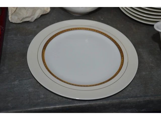 Koffie/thee set limoges bestaande uit 14 tassen met ondertas, melkkan, suikerpot, koffie/thee pot, 14 dessertbordjes - afbeelding 6 van  8