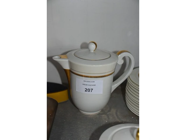 Koffie/thee set limoges bestaande uit 14 tassen met ondertas, melkkan, suikerpot, koffie/thee pot, 14 dessertbordjes - afbeelding 7 van  8