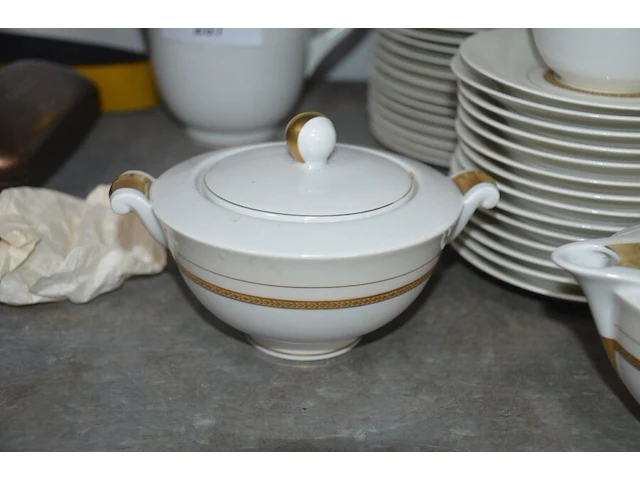 Koffie/thee set limoges bestaande uit 14 tassen met ondertas, melkkan, suikerpot, koffie/thee pot, 14 dessertbordjes - afbeelding 8 van  8