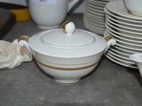 Koffie/thee set limoges bestaande uit 14 tassen met ondertas, melkkan, suikerpot, koffie/thee pot, 14 dessertbordjes - afbeelding 8 van  8