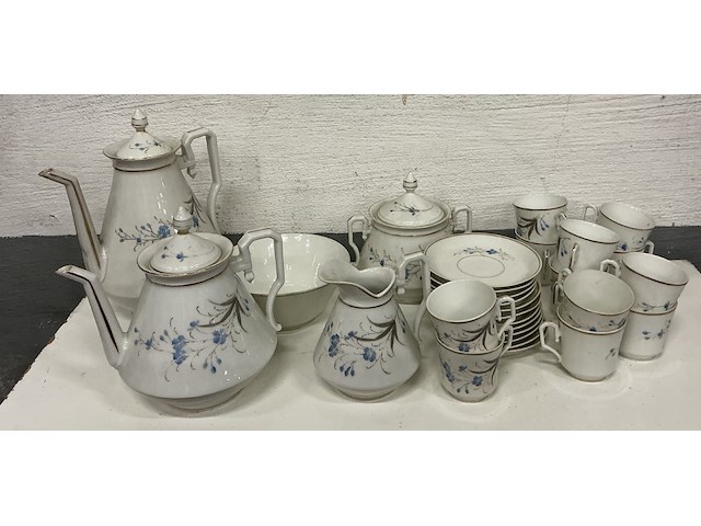 Koffie/theeservies , porselein met bloemenmotief en goudkleurig randje - afbeelding 1 van  1