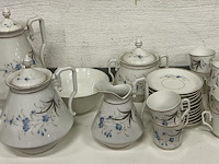 Koffie/theeservies , porselein met bloemenmotief en goudkleurig randje - afbeelding 1 van  1