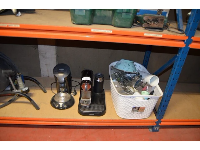 Koffiezet senseo, koffiezet nespresso magimix, pvc wasmand gevuld met tassen e.a. - afbeelding 1 van  6