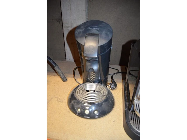 Koffiezet senseo, koffiezet nespresso magimix, pvc wasmand gevuld met tassen e.a. - afbeelding 2 van  6