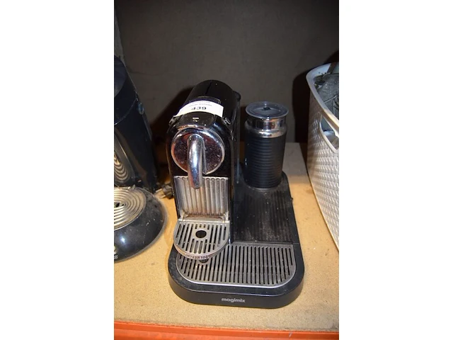 Koffiezet senseo, koffiezet nespresso magimix, pvc wasmand gevuld met tassen e.a. - afbeelding 4 van  6