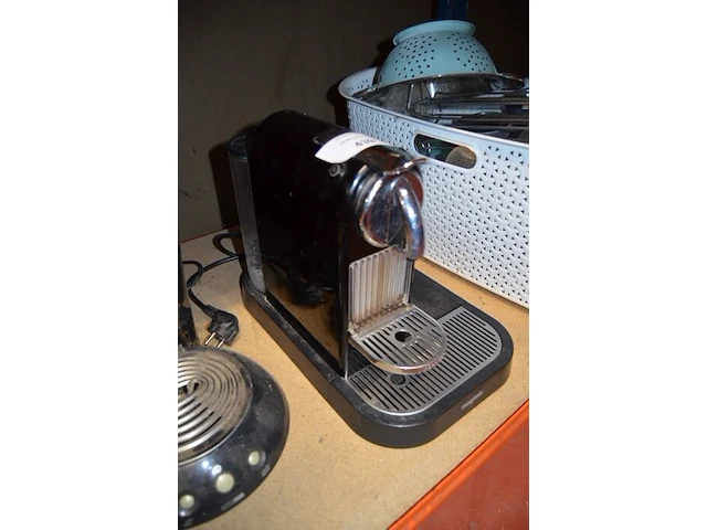 Koffiezet senseo, koffiezet nespresso magimix, pvc wasmand gevuld met tassen e.a. - afbeelding 5 van  6