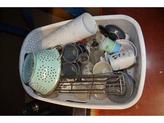 Koffiezet senseo, koffiezet nespresso magimix, pvc wasmand gevuld met tassen e.a. - afbeelding 6 van  6