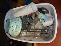 Koffiezet senseo, koffiezet nespresso magimix, pvc wasmand gevuld met tassen e.a. - afbeelding 6 van  6