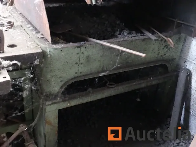 Kolen smederij met metalen werkbank - afbeelding 1 van  9