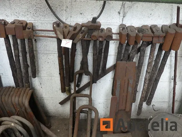 Kolen smederij met metalen werkbank - afbeelding 2 van  9