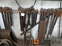 Kolen smederij met metalen werkbank - afbeelding 2 van  9