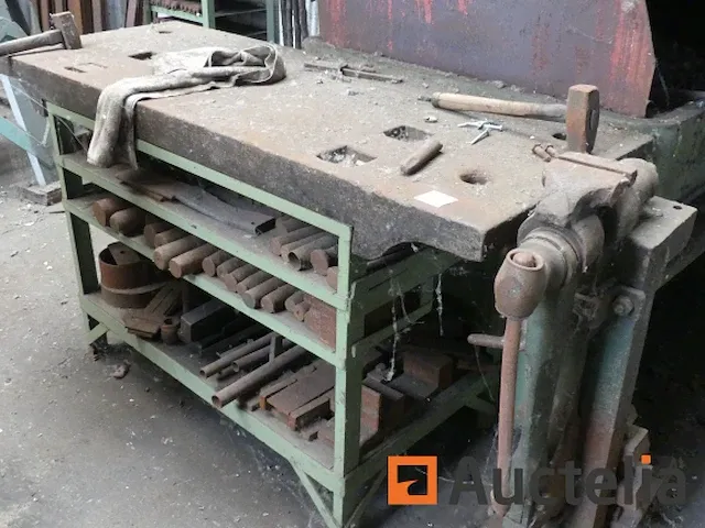 Kolen smederij met metalen werkbank - afbeelding 3 van  9